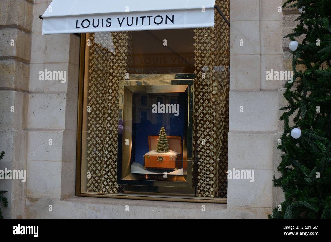Parigi, Francia - 10 dicembre 2022: Vetrina Louis Vuitton con valigia  decorativa e albero di Natale Foto stock - Alamy