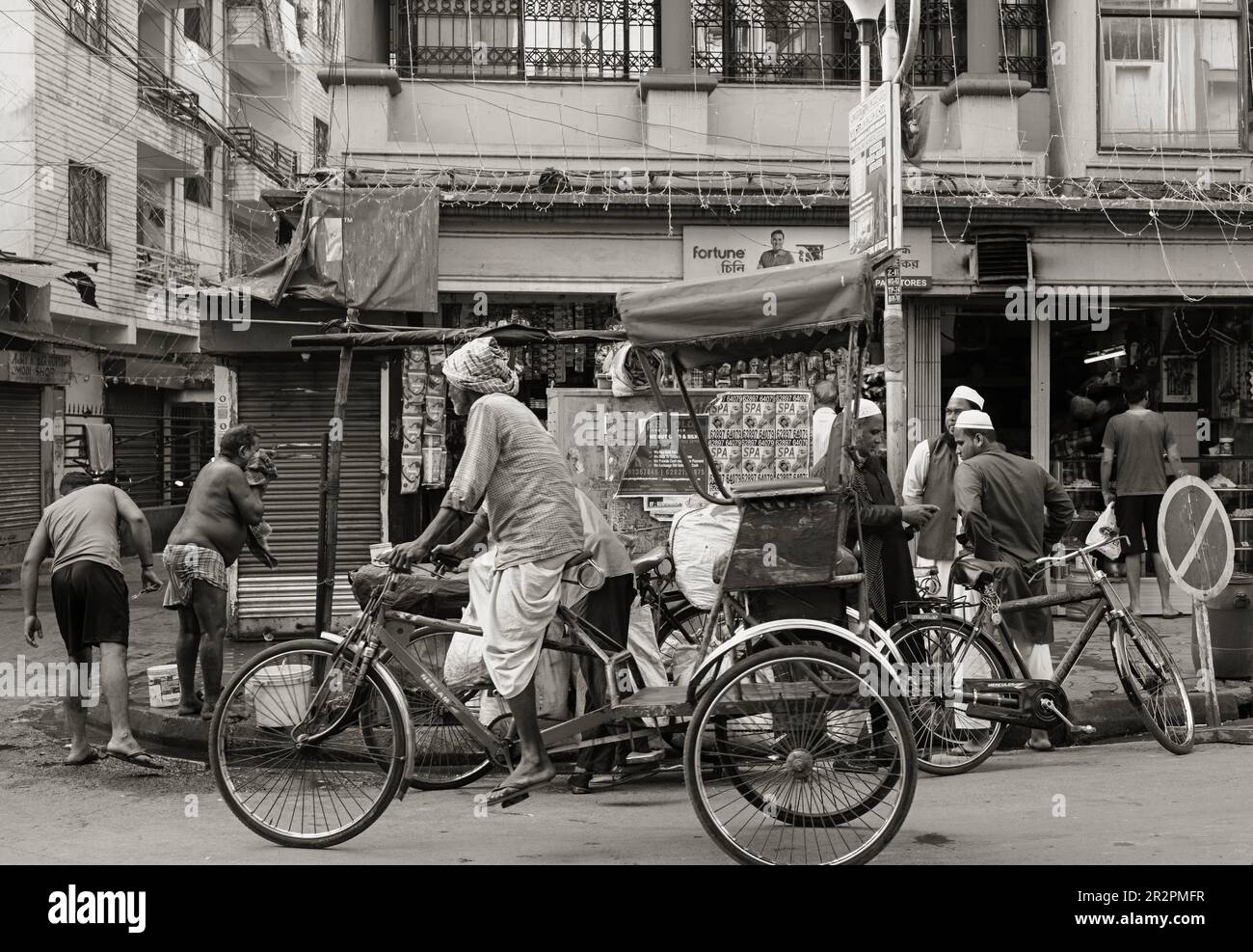 Strada tipica scened a Kolkata, India Foto Stock