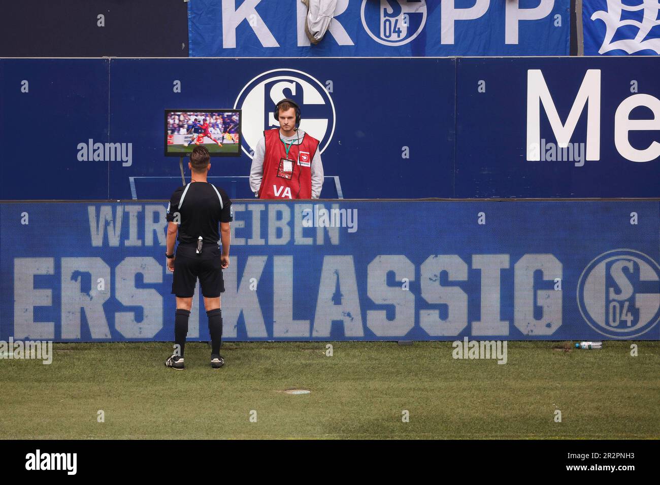 Gelsenkirchen, Deutschland, 1. Fussball Bundesliga 33. Spieltag FC Schalke 04 vs. Eintracht Francoforte 2:2:20. 05. 2023 in der Veltins Arena auf Schalke in Gelsenkirchen Daniel SCHLAGER li.- schaut sich auf dem Monitor zur Überprüfung die Szene an, die den Frankfurter Treffer zum 1-1 Ausgleich vorausging Foto: Norbert Schmidt, Duesseldorf Foto Stock