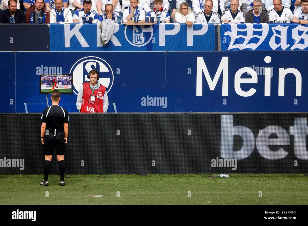Gelsenkirchen, Deutschland, 1. Fussball Bundesliga 33. Spieltag FC Schalke 04 vs. Eintracht Francoforte 2:2:20. 05. 2023 in der Veltins Arena auf Schalke in Gelsenkirchen Daniel SCHLAGER li.- schaut sich auf dem Monitor zur Überprüfung die Szene an, die den Frankfurter Treffer zum 1-1 Ausgleich vorausging und wird dabei von den Schalke Zuschauern kritisch beäugt Foto: Norbert Schmidt, Duesseldorf Foto Stock