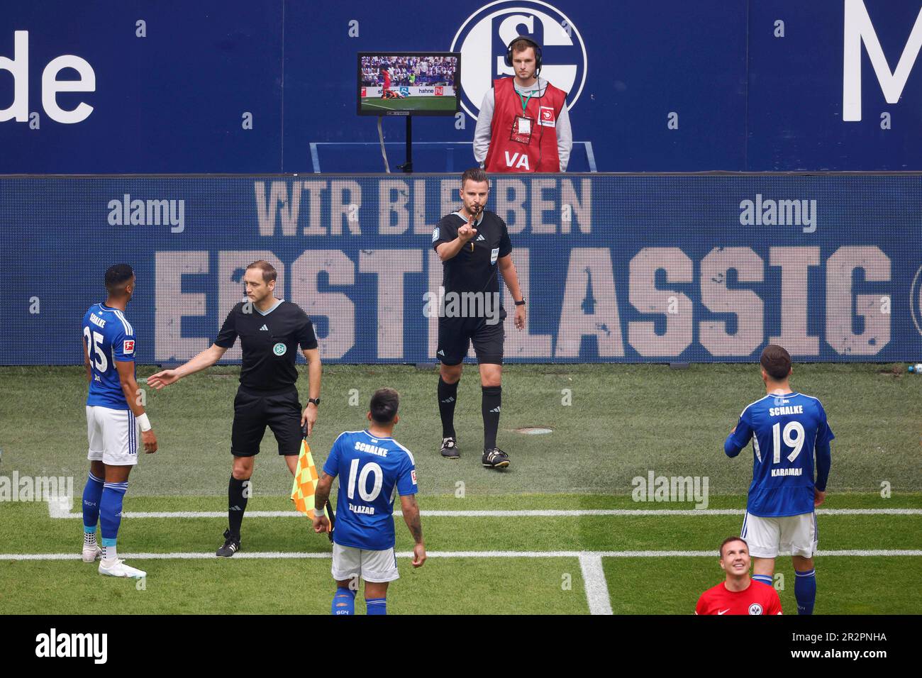 Gelsenkirchen, Deutschland, 1. Fussball Bundesliga 33. Spieltag FC Schalke 04 vs. Eintracht Francoforte 2:2:20. 05. 2023 in der Veltins Arena auf Schalke in Gelsenkirchen Daniel SCHLAGER 4. v.li.- Hat sich auf dem Monitor zur Überprüfung die Szene angeschaut, die dem Frankfurter Treffer zum 1-1 Ausgleich vorausging und entscheidet sich nach der Überprüfung den Treffer durch Daichi Kaama (FFM) —nicht im Bild- gelten zu lassen. Foto: Norbert Schmidt, Duesseldorf Foto Stock