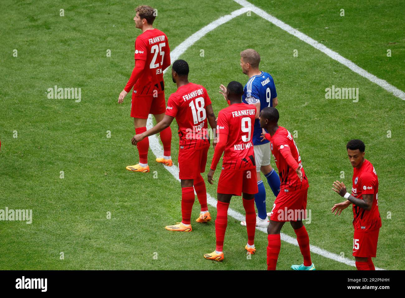 Gelsenkirchen, Deutschland, 1. Fussball Bundesliga 33. Spieltag FC Schalke 04 vs. Eintracht Francoforte 2:2:20. 05. 2023 in der Veltins Arena auf Schalke in Gelsenkirchen Simon TERODDE(S04) 4.v.re.- wird von 5 Frankfurter Spielern bewacht Foto: Norbert Schmidt, Duesseldorf Foto Stock
