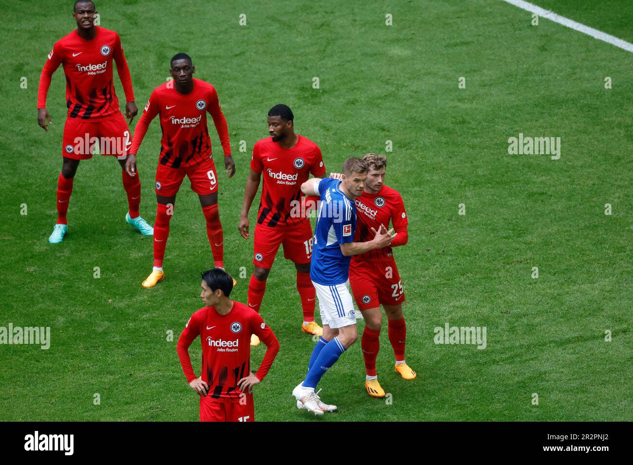 Gelsenkirchen, Deutschland, 1. Fussball Bundesliga 33. Spieltag FC Schalke 04 vs. Eintracht Francoforte 2:2:20. 05. 2023 in der Veltins Arena auf Schalke in Gelsenkirchen Simon TERODDE(S04) 2.v.re.- rangelt mit Christopher LENZ (FFM) re.- und wird von einer Überzahl von Frankfurter Spieler bewacht Foto: Norbert Schmidt, Duesseldorf Foto Stock