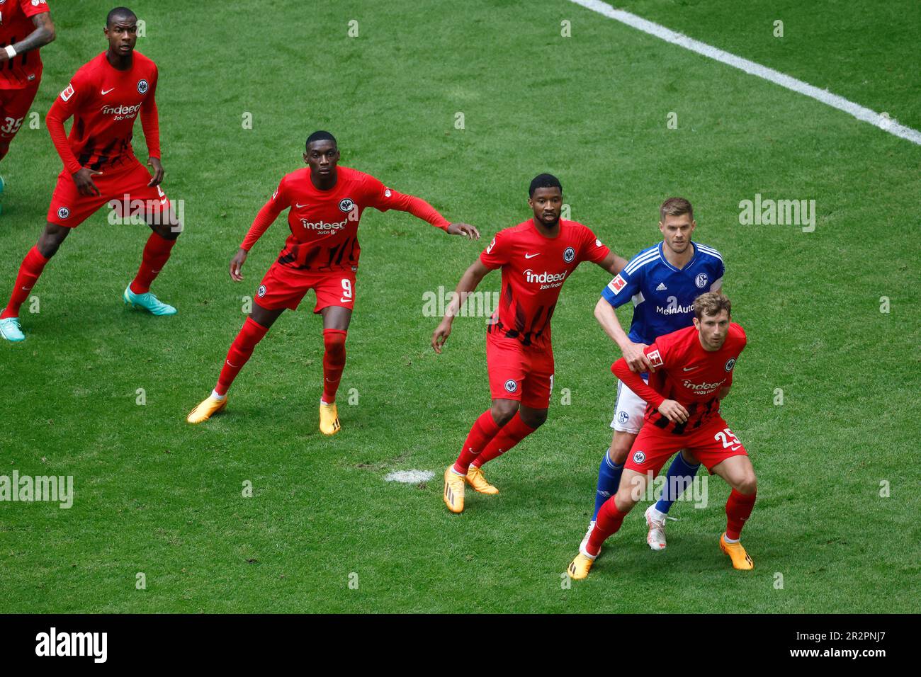 Gelsenkirchen, Deutschland, 1. Fussball Bundesliga 33. Spieltag FC Schalke 04 vs. Eintracht Francoforte 2:2:20. 05. 2023 in der Veltins Arena auf Schalke in Gelsenkirchen Simon TERODDE(S04) 2.v.re.- rangelt mit Christopher LENZ (FFM) re.- und wird zusätzlich von einer Überzahl von Frankfurter Spieler bewacht Foto: Norbert Schmidt, Duesseldorf Foto Stock