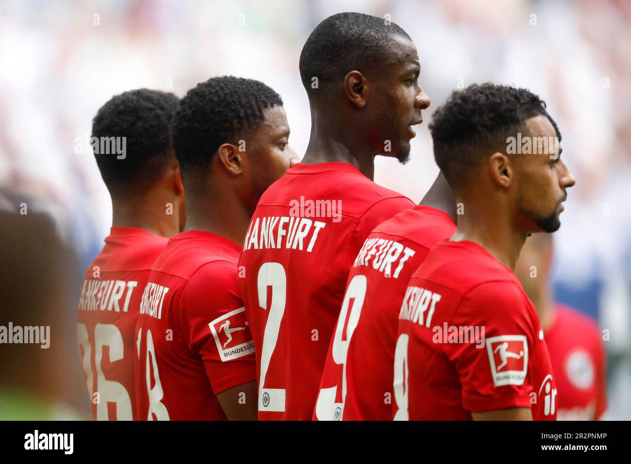 Gelsenkirchen, Deutschland, 1. Fussball Bundesliga 33. Spieltag FC Schalke 04 vs. Eintracht Francoforte 2:2:20. 05. 2023 in der Veltins Arena auf Schalke in Gelsenkirchen Die Frankfurter Abwehrmauer mit. Eric Junior DINA EBIMBE (FFM), Almamy TOURE (FFM), Evan Obite NDICKA (FFM), Randal KOLO MUANI (FFM) und Djibril SOW (FFM) v.li.-n.re.- Foto: Norbert Schmidt, Duesseldorf Foto Stock