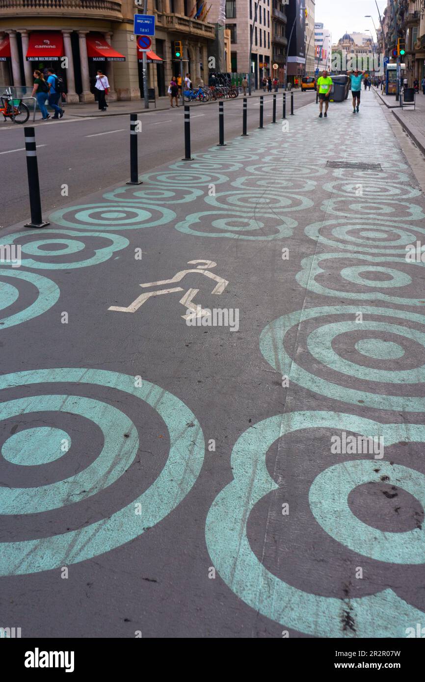 Grafica interessante che indica un passaggio pedonale. Barcellona, Spagna. Foto Stock