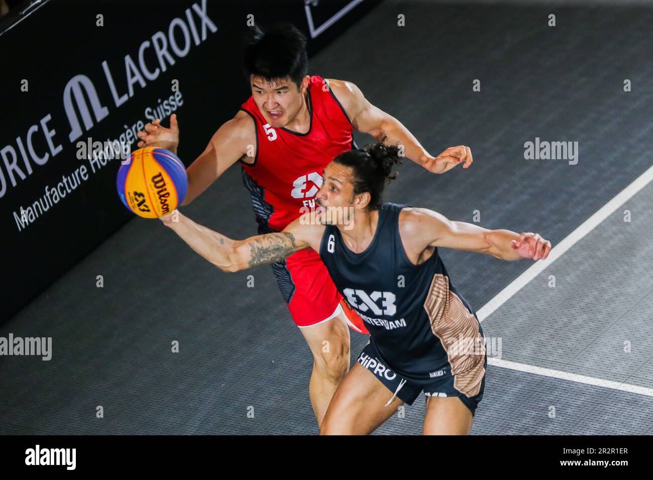 Città di Makati. 20th maggio, 2023. Zhang Dianliang (L) di Futian compete contro Worthy de Jong di Amsterdam HiPRO durante la partita di pool C tra Futian dalla Cina e Amsterdam HiPRO dai Paesi Bassi nel World Tour FIBA 3x3 Manila Masters 2023 a Makati City, nelle Filippine, il 20 maggio 2023. Credit: Rouelle Umali/Xinhua/Alamy Live News Foto Stock