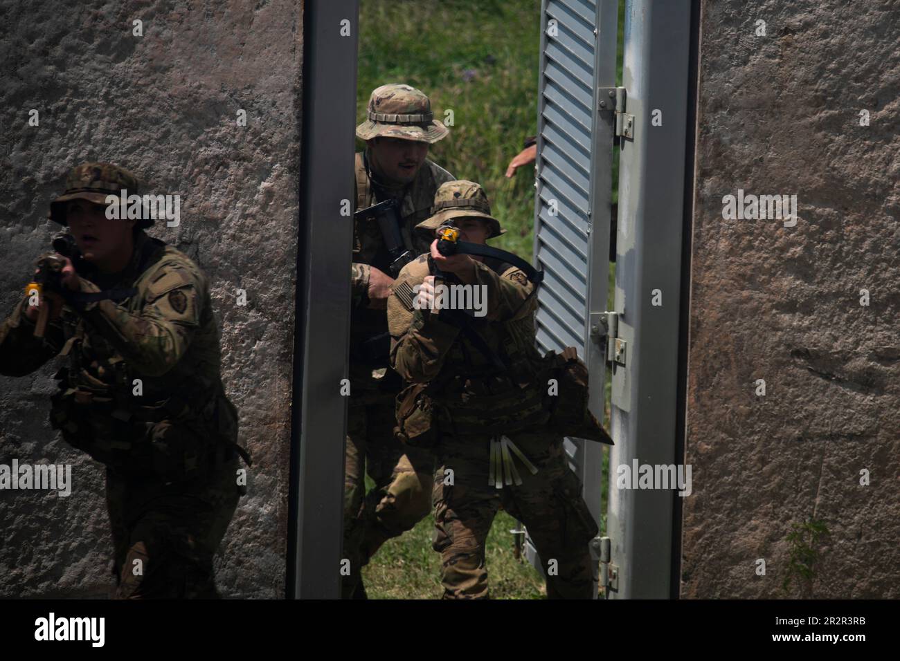 STATI UNITI Soldati con Bravo Company, 2nd battaglione, 35th reggimento fanteria, 3rd squadra di combattimento Brigata Fanteria, 25th Divisione Fanteria, violenta ed entra in un compound durante le operazioni militari nell'addestramento urbanizzato del terreno a Pyramid Rock Beach, Marine Corps base Hawaii, 16 maggio 2023. Lo scopo dell'esercizio era quello di addestrare a garantire un sito di atterraggio in spiaggia per inserire una forza di raid per garantire che le unità siano pronte a condurre una gamma completa di operazioni in acqua. (STATI UNITI Corpo marino foto di Lance CPL. Terry Stennett III) Foto Stock