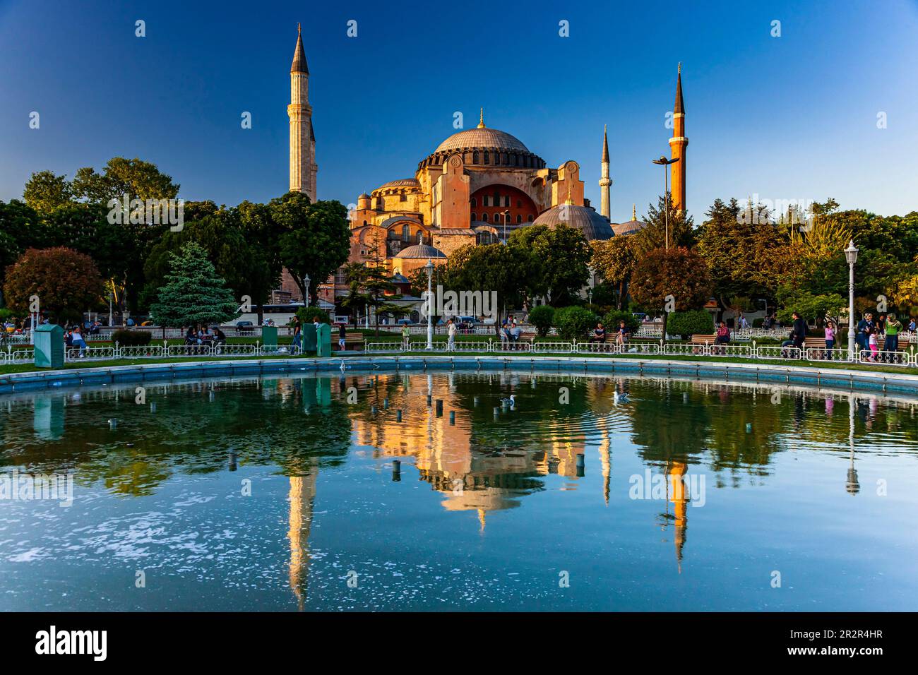 Hagia Sophia (Aya sofia), Parco Sultano Ahmet, mattina, aree storiche di Istanbul, Piazza Sultanahmet, Istanbul, Turchia Foto Stock