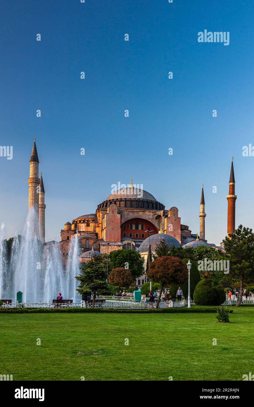 Hagia Sophia (Aya sofia), Parco Sultano Ahmet, mattina, aree storiche di Istanbul, Piazza Sultanahmet, Istanbul, Turchia Foto Stock