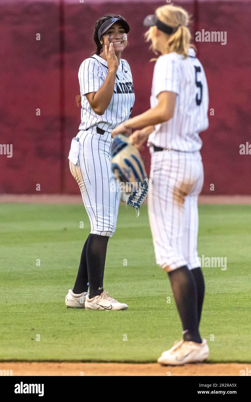 Middle Tennessee State University outfielder Savannah Behabetz (20) and infielder Laura Mealer (5) talk between innings during an NCAA softball game against Central Arkansas on Saturday, May 20, 2023, in Tuscaloosa, Ala. (AP Photo/Vasha Hunt) Foto Stock