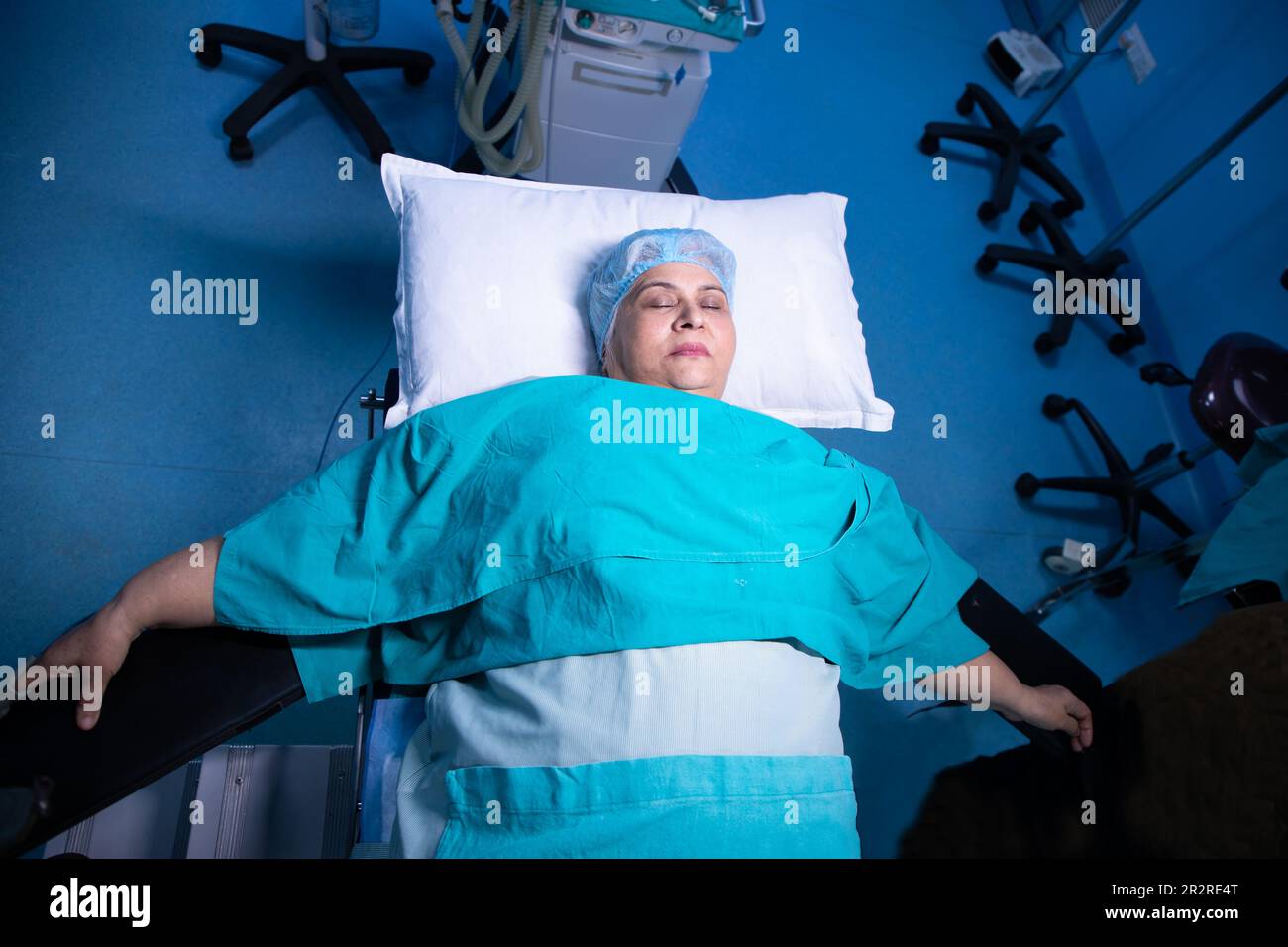 Paziente indiano anziano sdraiato sul letto nella sala operatoria dell'ospedale. Foto Stock