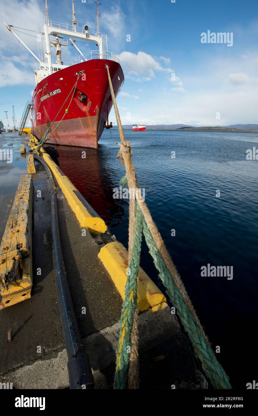 Nave rossa (peschereccio da traino della fabbrica) al molo di Ushuaia Argentina Foto Stock
