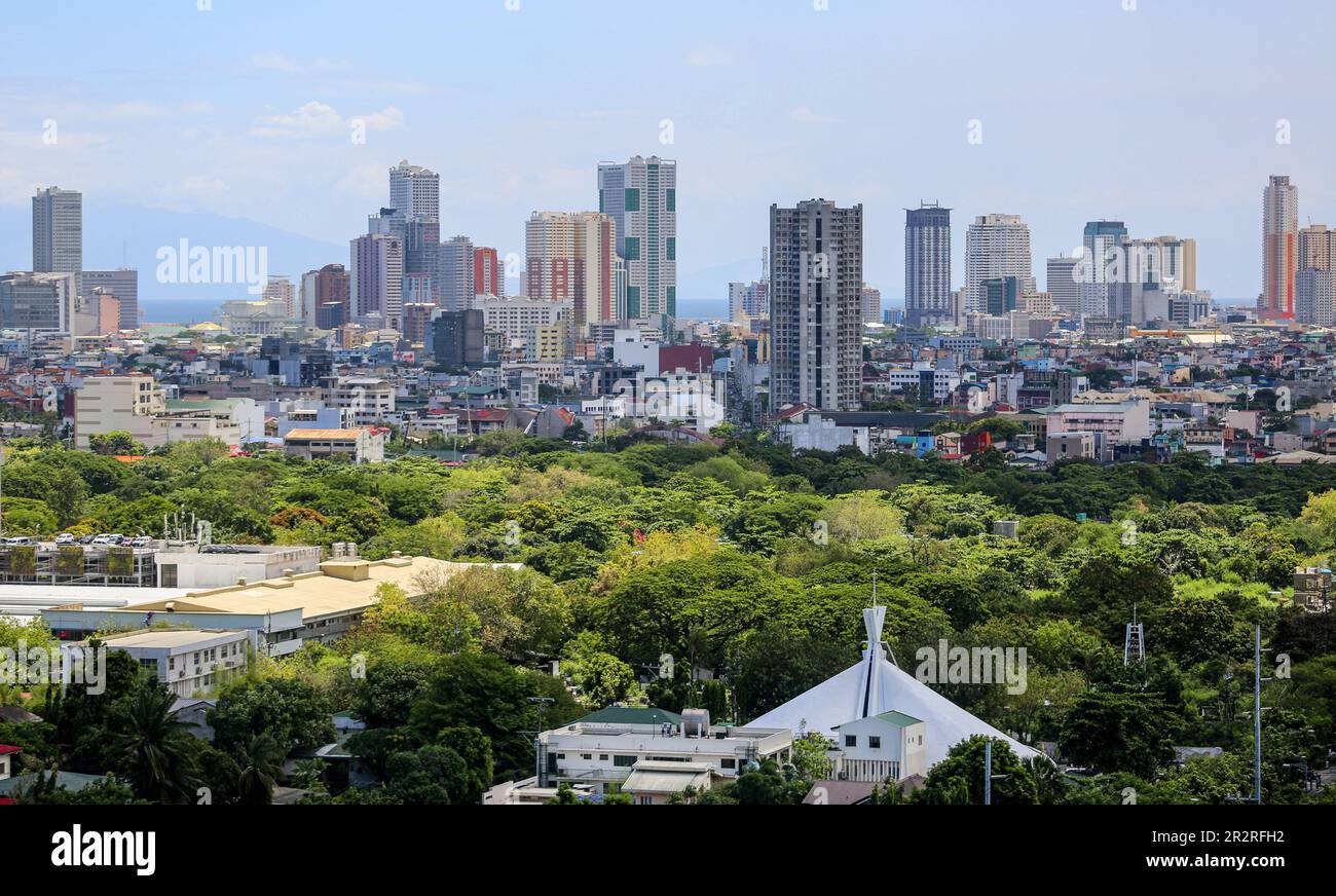 Skyline e baia di Manila visti dall'edificio della città di Makati, dal paesaggio urbano, dall'architettura di Manila, dagli edifici colorati, dall'urbanizzazione della capitale delle Filippine Foto Stock