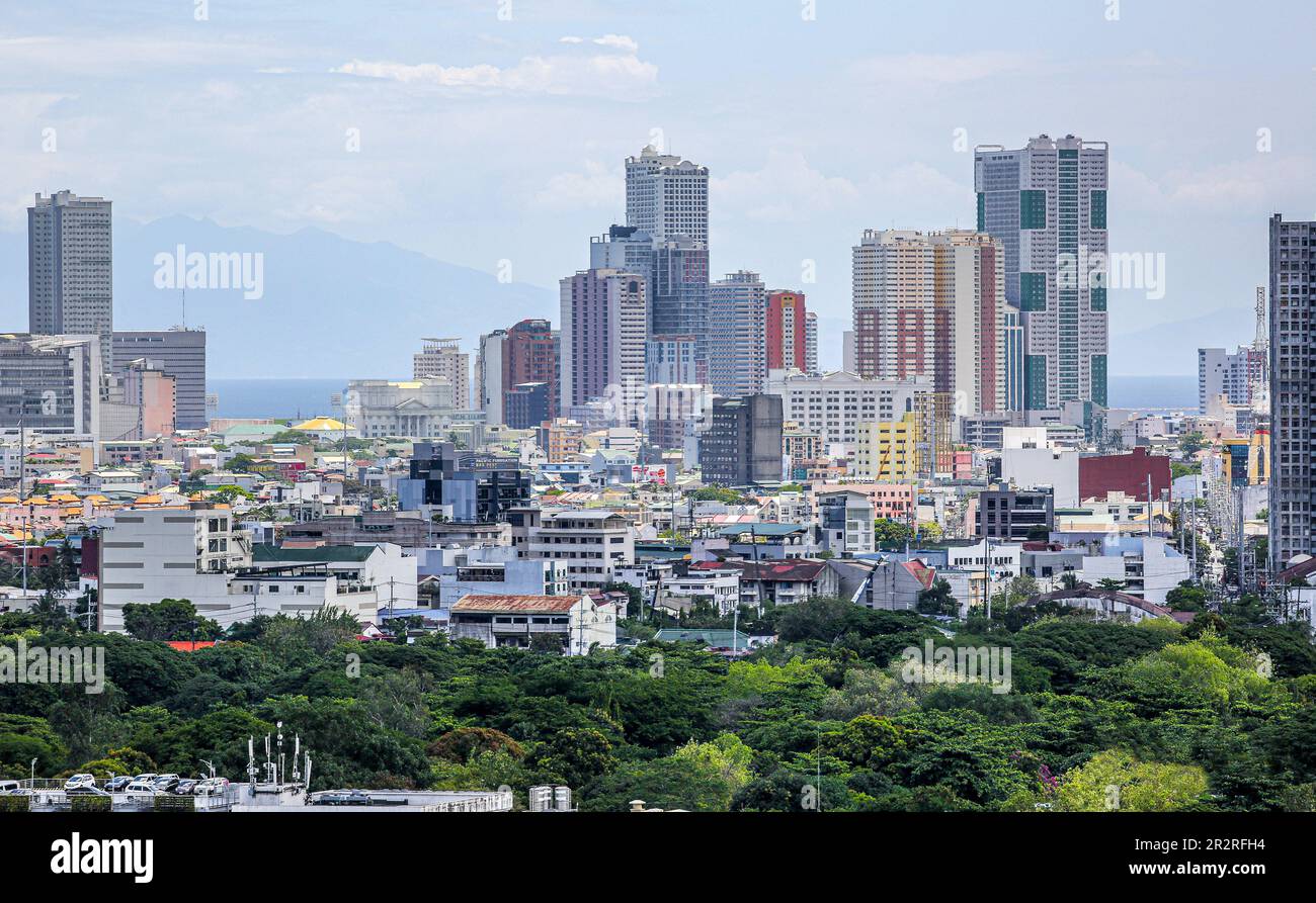 Skyline e baia di Manila visti dall'edificio della città di Makati, dal paesaggio urbano, dall'architettura di Manila, dagli edifici colorati, dall'urbanizzazione della capitale delle Filippine Foto Stock