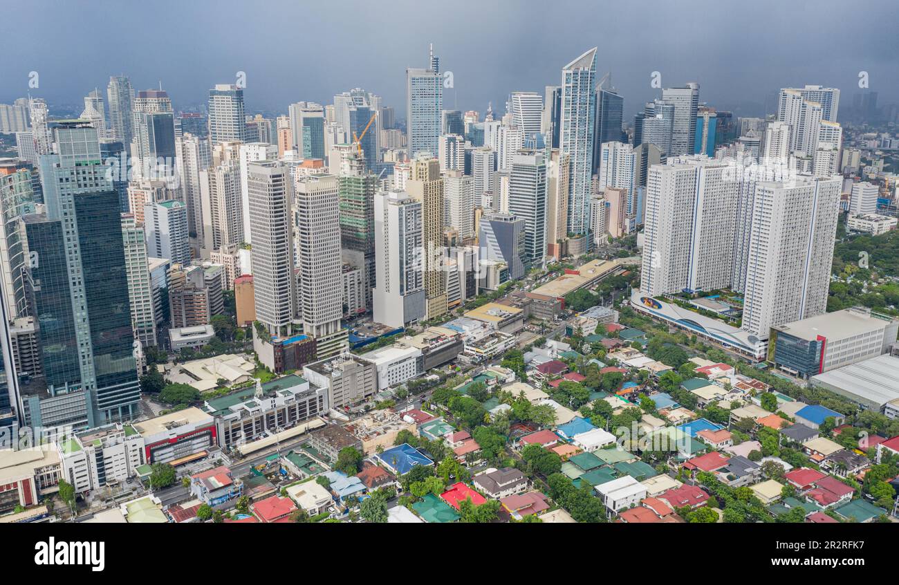 Centro finanziario Makati, edifici moderni e vista aerea del villaggio, skyline dei grattacieli delle Filippine, Barangay Poblacion & Bel Air, Metro Manila Foto Stock