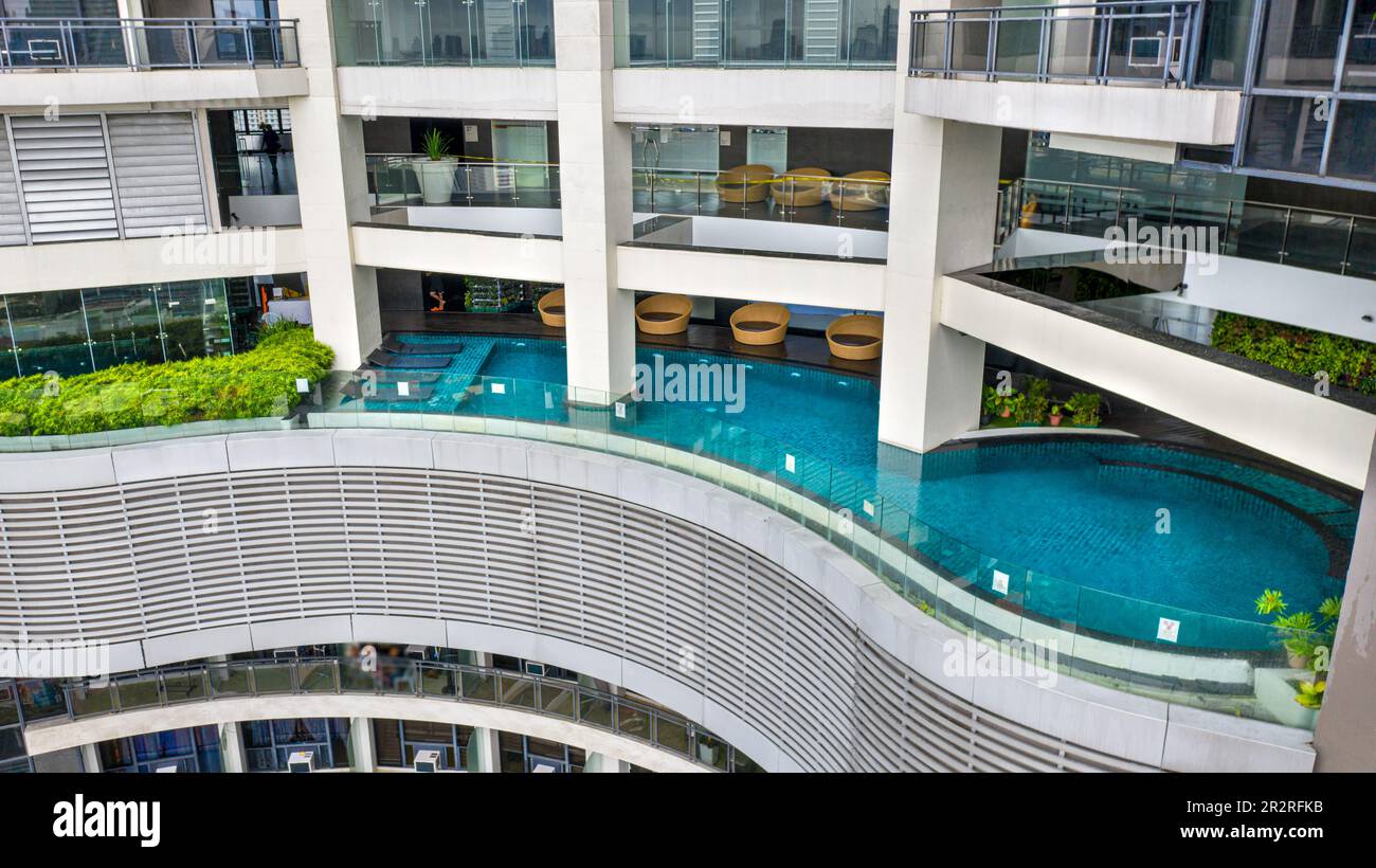 Piscina sospesa Infinity, residenze Gramercy, proprietà del secolo, Makati città, Poblacion, Alto edificio condominiale, grattacieli di Manila Foto Stock