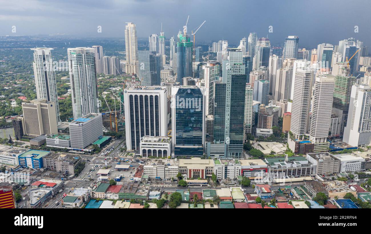 Municipio di Makati, centro finanziario, edifici moderni e vista aerea del villaggio, skyline dei grattacieli delle Filippine, Barangay Poblacion, Metro Manila Foto Stock