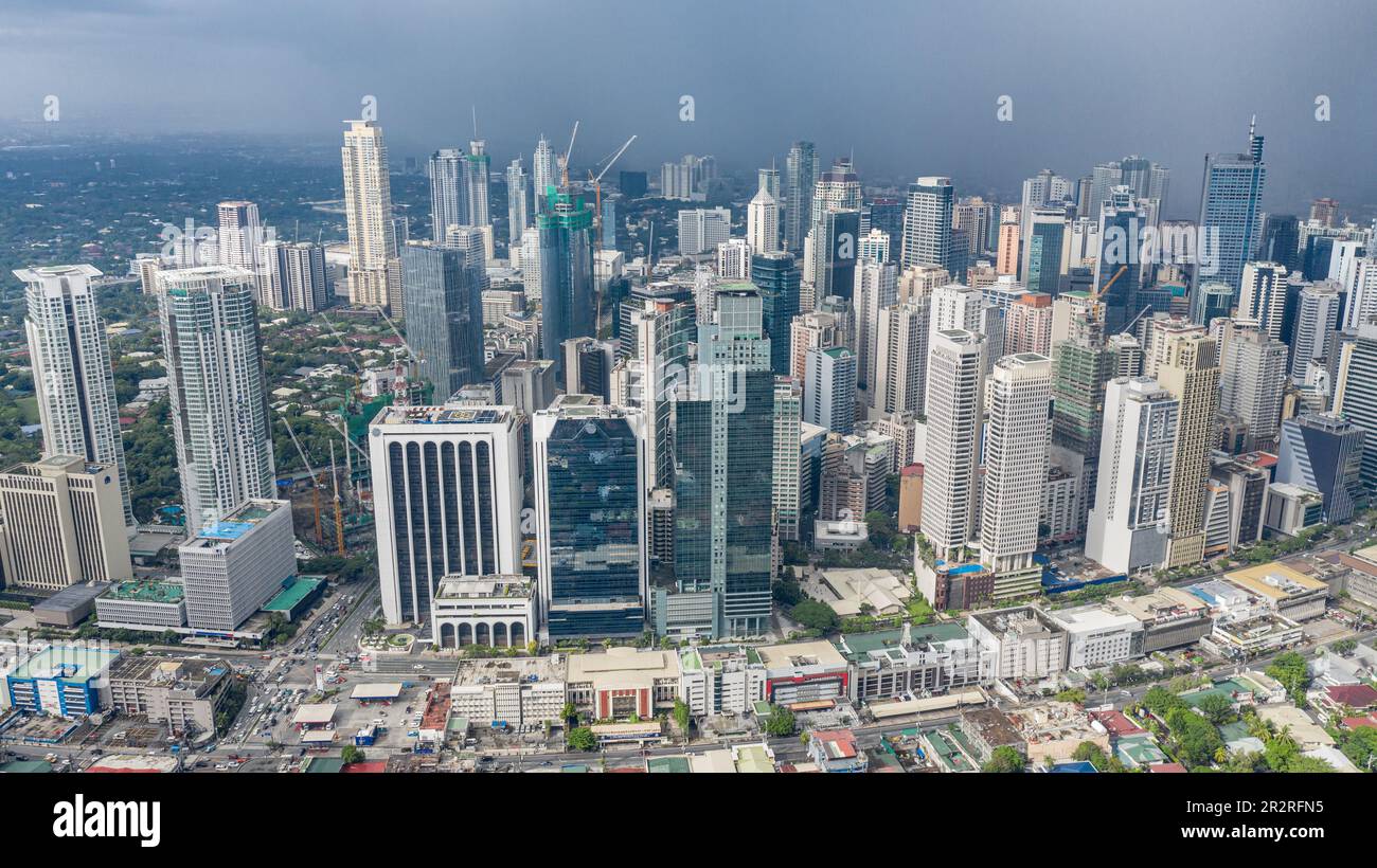 Municipio di Makati, centro finanziario, edifici moderni e vista aerea del villaggio, skyline dei grattacieli delle Filippine, Barangay Poblacion, Metro Manila Foto Stock