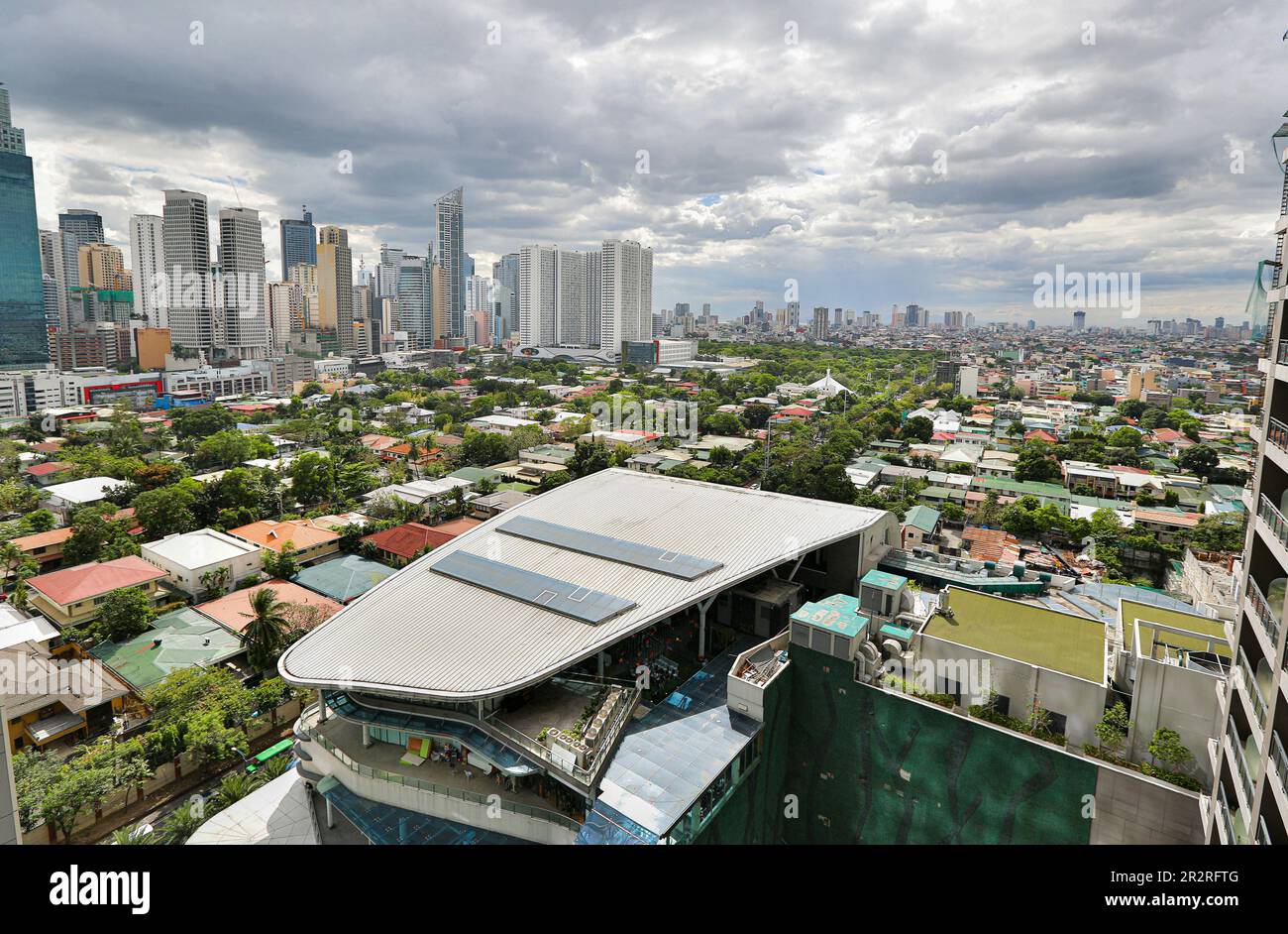 Centro finanziario Makati, edifici moderni e villaggio, skyline nuvoloso Filippine, Barangay Poblacion Bel Air, Century City Mall, Manila, Asia Foto Stock