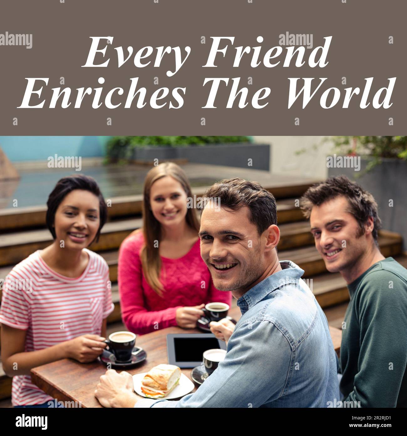 Composizione di felice giorno di amicizia testo su felice diversi amici mangiare all'aperto Foto Stock