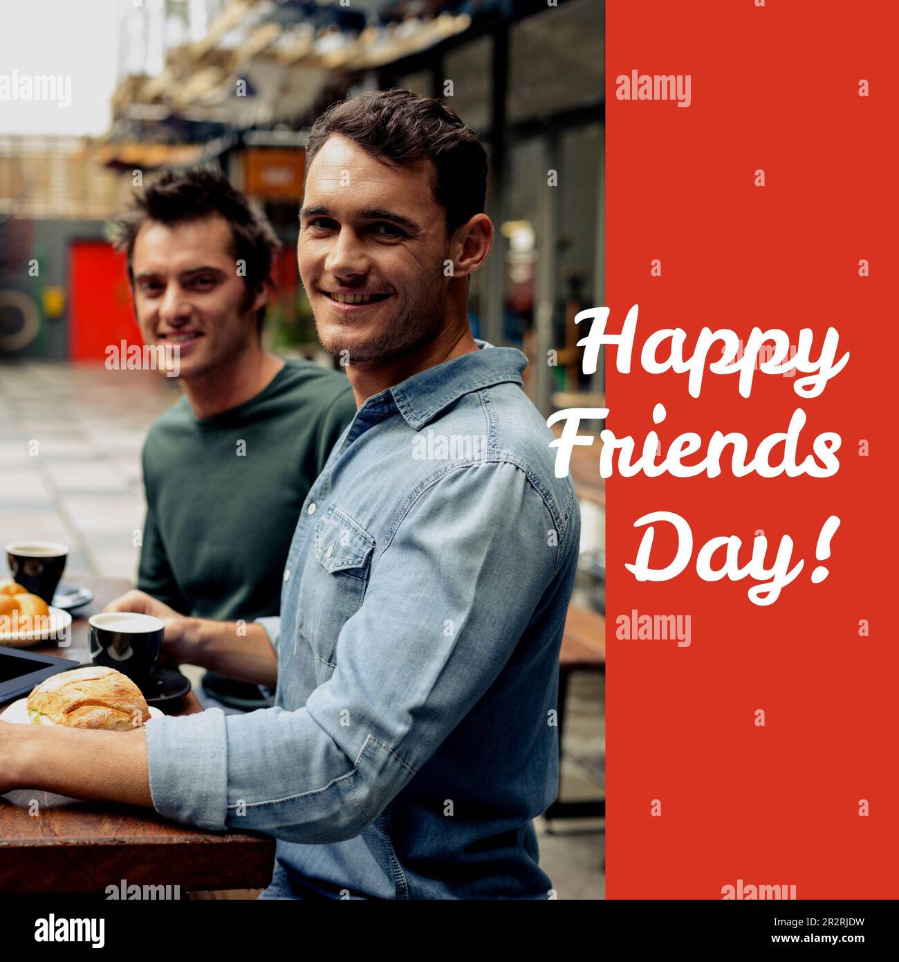 Composizione di testo felice giorno amici su felice caucasico maschio amici mangiare all'aperto Foto Stock