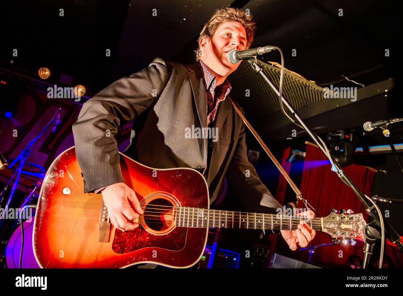 Mezzago Italia. 12 febbraio 2011. Il cantautore americano STEVE WYNN suona dal vivo sul palco al Bloom Live Club, insieme ai membri della rock band italiana Afterhours. Foto Stock