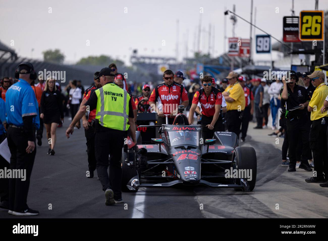 Indianapolis, Stati Uniti. 20th maggio, 2023. L'equipaggio di Christian Lundgaard spinge la sua vettura a pit row per un tentativo di qualificarsi per la 2023 Indy 500 all'Indianapolis Motor Speedway di Indianapolis. Credit: SOPA Images Limited/Alamy Live News Foto Stock