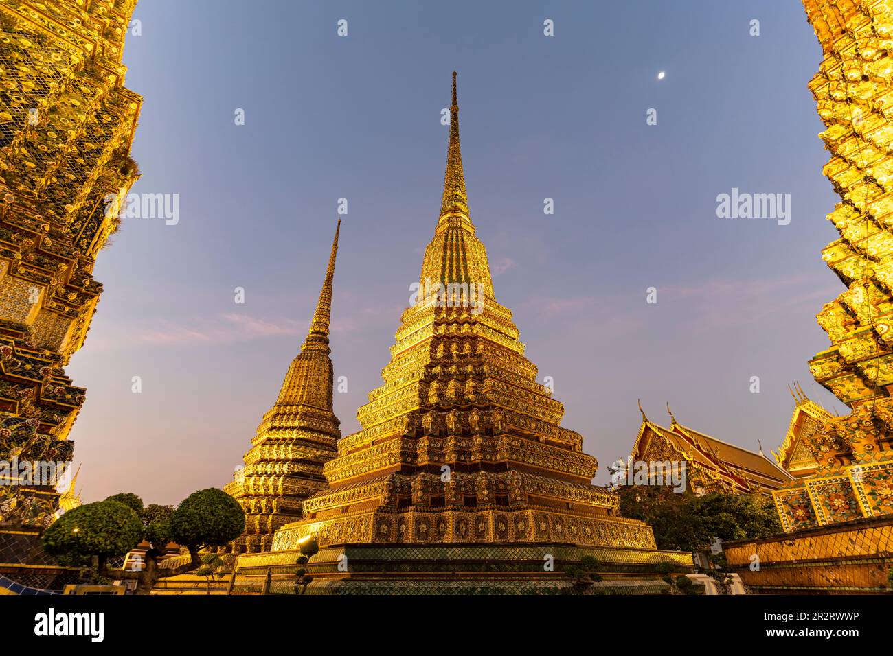 Chedis im buddhistischen Tempel Wat Pho in der Abenddämmerung, Bangkok, Thailandia, Asien | Chedis del complesso del tempio buddista Wat Pho al crepuscolo, B Foto Stock