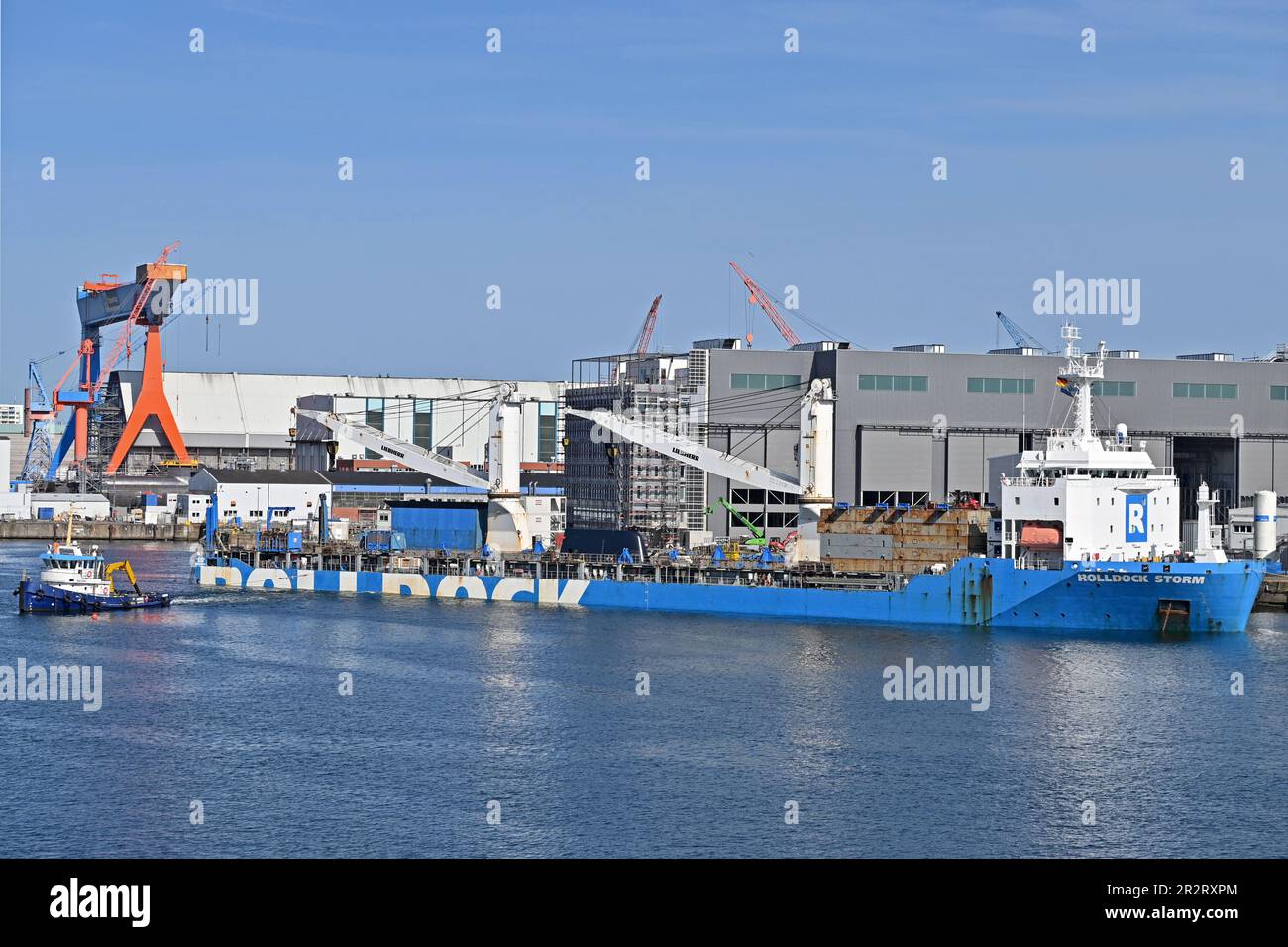 Dockship ROLLDOCK STORM che effettua operazioni di carico presso il cantiere TKMS Kiel (ex HDW) / caricamento IMPECCABILE del sottomarino (Marina di Singapore) Foto Stock