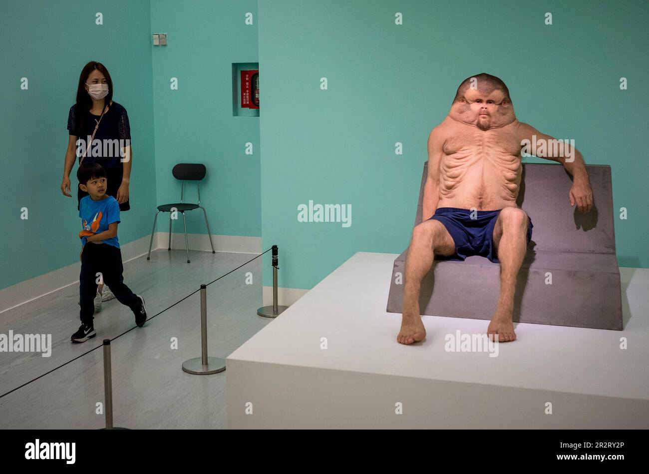 Taipei. 21st maggio, 2023. La gente guarda Graham una scultura di uomo deformato di Patricia Piccinini durante la mostra SOPRANNATURALE: Scoltural Visions of the Body a Taipei, Taiwan il 05/21/2023 le sculture in mostra esplorano il futuro del corpo umano nell'era Antropocene. Di Wiktor Dabkowski Credit: dpa/Alamy Live News Foto Stock