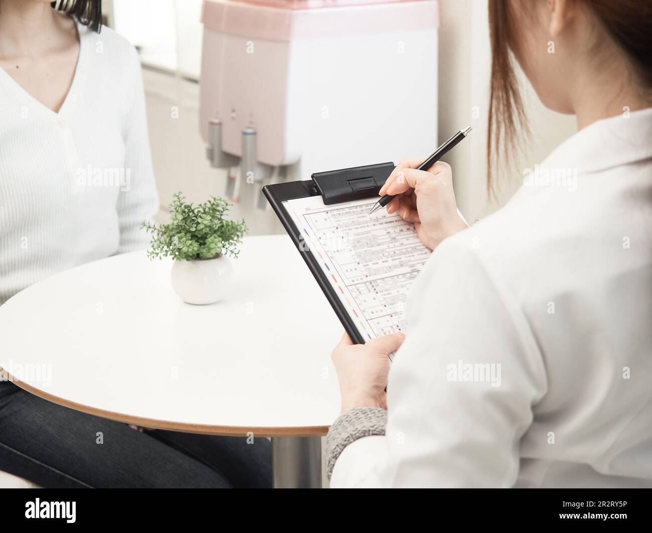 Donna giapponese che riceve consulenza Foto Stock