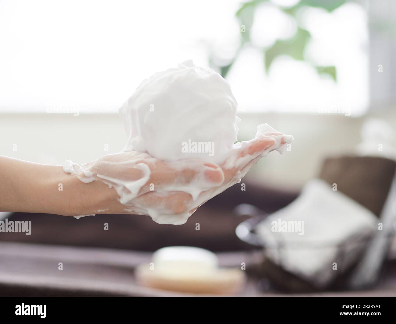 Donna giapponese con schiuma detergente Foto Stock