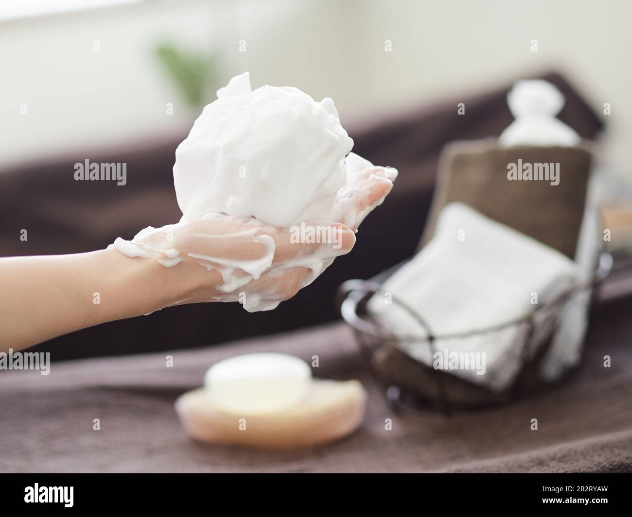 Donna giapponese con schiuma detergente Foto Stock