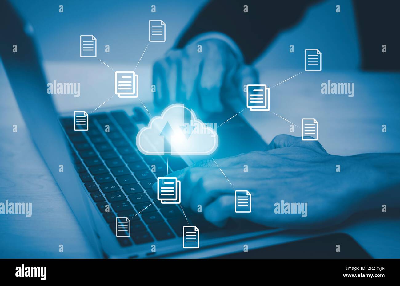 Utilizzo manuale di un notebook con touch connessione alle informazioni sui dati sulla tecnologia di cloud computing concetto di Internet Storage Network, tecnologia Internet per i big data Foto Stock