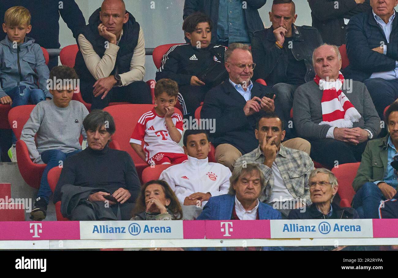 Arjen Robben, Frank Ribery, Joachim Jogi Löw, ex allenatore DFB, Karl-Heinz RUMMENIGGE (CEO, Vorstandsvortitzender FCB AG) Uli HOENESS (ex presidente della FCB ), Ehrenpräsident, nella partita FC BAYERN MUENCHEN - RB LEIPZIG 1-3 1.German Football League il 20 maggio 2023 a Monaco di Baviera, Germania. Stagione 2022/2023, giorno 33, 1.Bundesliga, FCB, München, 33.Spieltag. © Peter Schatz / Alamy Live News - LE NORMATIVE DFL VIETANO L'USO DELLE FOTOGRAFIE come SEQUENZE DI IMMAGINI e/o QUASI-VIDEO - Credit: Peter Schatz/Alamy Live News Foto Stock