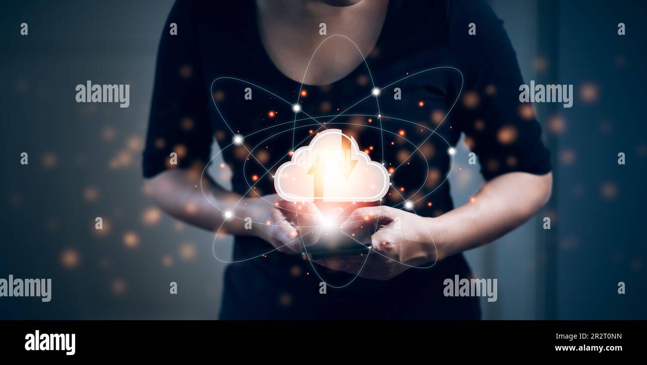 Donna in viaggio d'affari che tocca connessione alle informazioni sui dati sulla rete di cloud computing. Concetto di cloud computing.Cloud computing e sicurezza di rete, Cloud sh Foto Stock