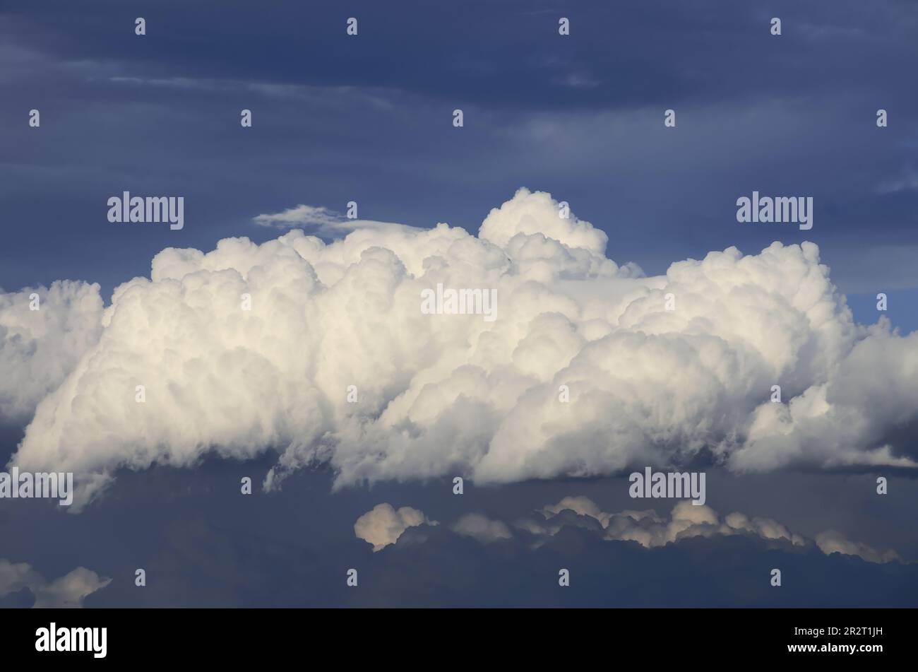 Nuvole bianche di cumuli sul cielo blu scuro della Sicilia, Italia Foto Stock
