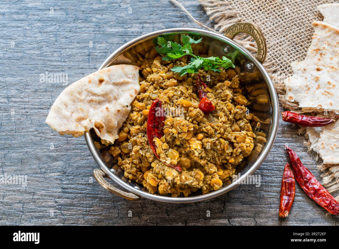 Curry al cocco bengala con roti Foto Stock