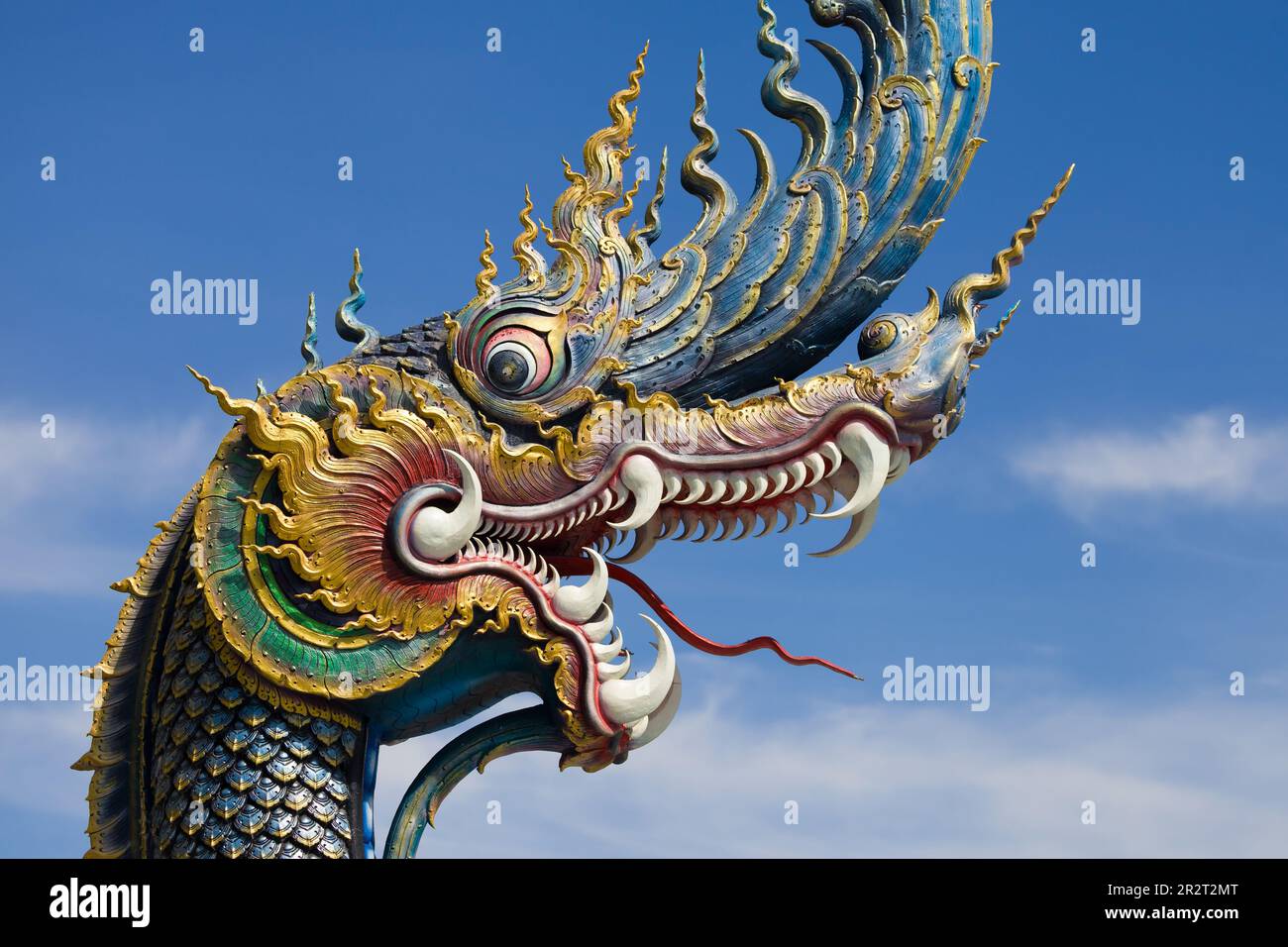 Capo di Naga a Wat Rong Suea Ten, Chiang Rai, Thailandia. Foto Stock