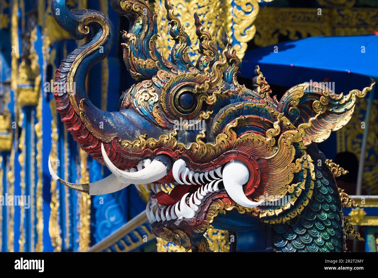 Naga colorata a Wat Rong Suea Ten, Chiang Rai, Thailandia. Foto Stock