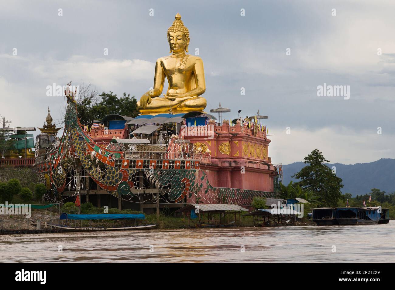 Statua del Buddha d'oro vicino al monumento a tre punti Laos-Myanmar-Thailandia a Ban SOP Ruak, Thailandia. Foto Stock