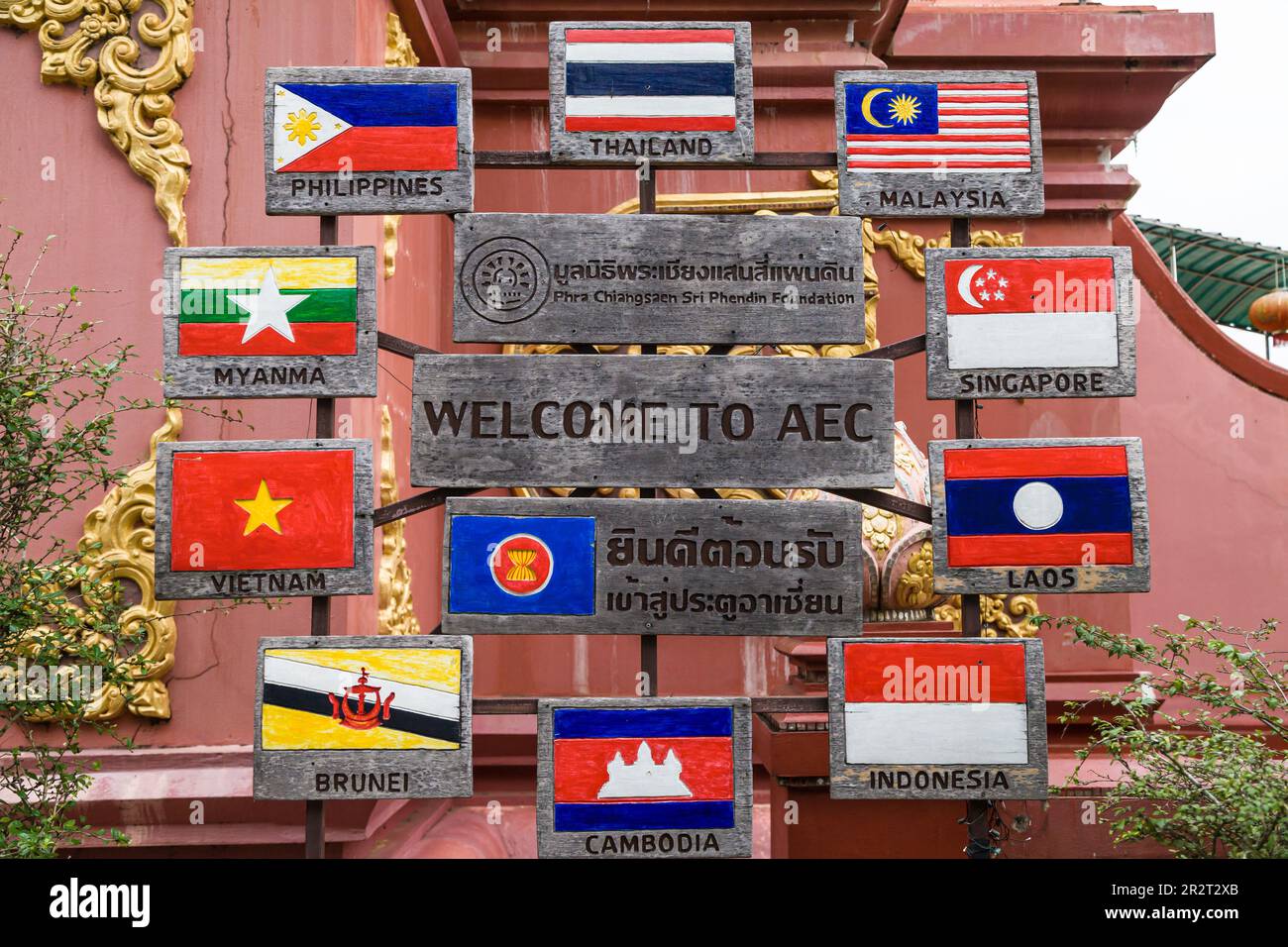 SOP Ruak, Thailandia - 7 settembre 2018: AEC (ASEAN Economic Community) welcome board con le bandiere dei suoi costituenti in SOP Ruak, Golden Triangle,T. Foto Stock