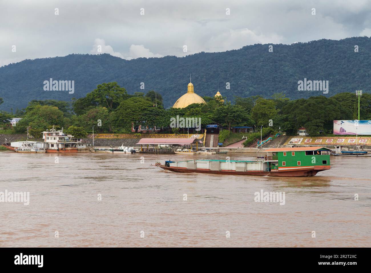 SOP Ruak, Thailandia - 7 settembre 2018: Chiatta attraversando il Triangolo d'Oro sul fiume Mekong, sapone Ruak, Thailandia. Foto Stock