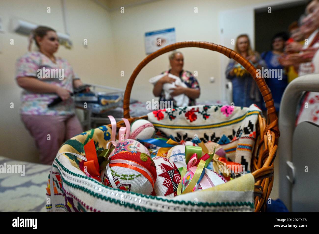 Non esclusivo: ZAPORIZHZHZHIA, UCRAINA - 18 MAGGIO 2023 - gli amuleti di Pysanka realizzati dagli artigiani della Zaporizhzhia Berehyni ONG sono visti in un cestino, Z Foto Stock