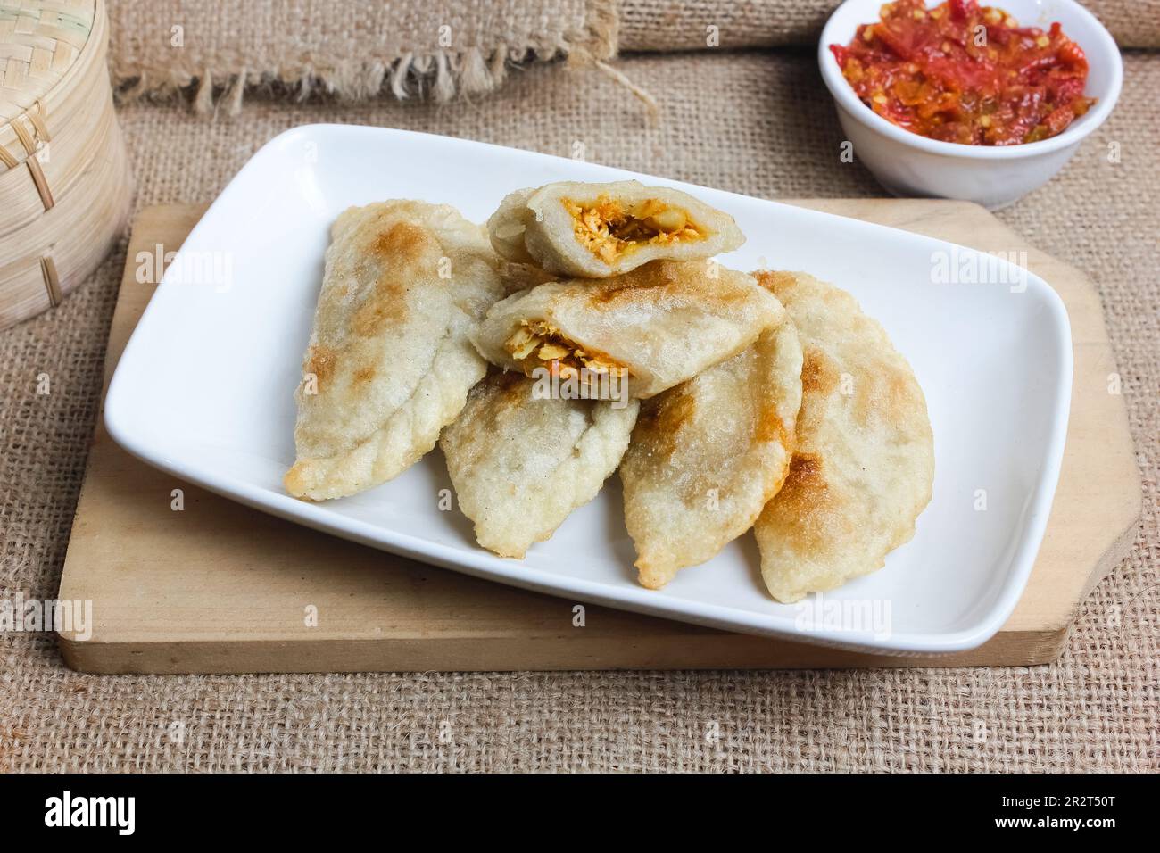 Cireng Mercon ripieno di carne di pollo piccante, un cibo tipico di Bandung. Il cireng proviene dalla regione di Sunda, che viene prodotta friggendo una miscela di dou Foto Stock