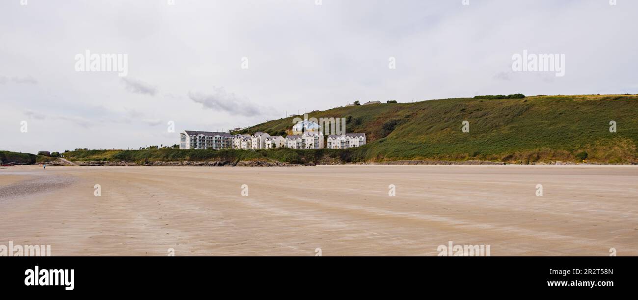Vista sulla spiaggia irlandese di Inchydoney. La costa irlandese dell'Oceano Atlantico in una giornata di sole estate. riva del mare Foto Stock