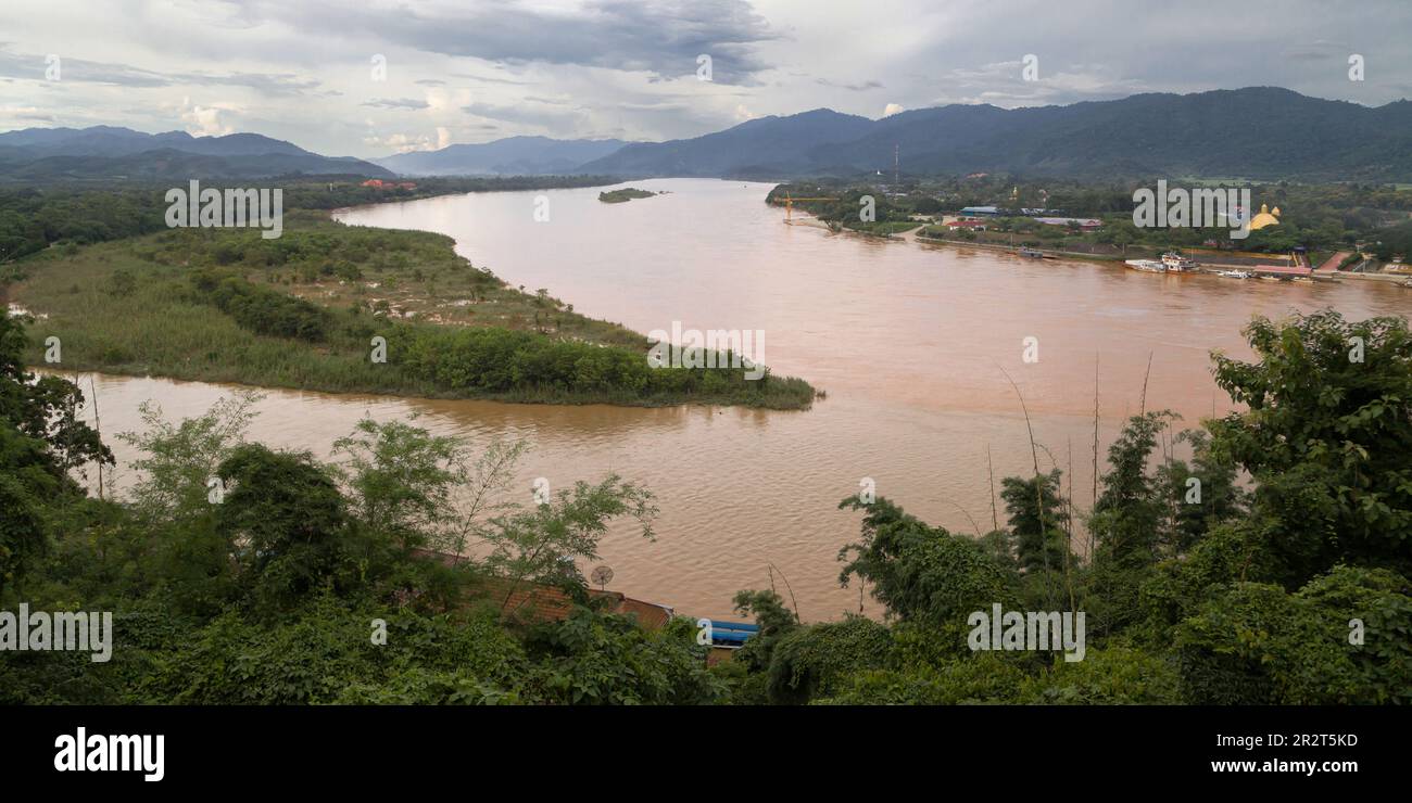 Confluenza dei fiumi Ruak e Mekong dal punto di vista del Triangolo d'Oro a SOP Ruak, Thailandia. Foto Stock