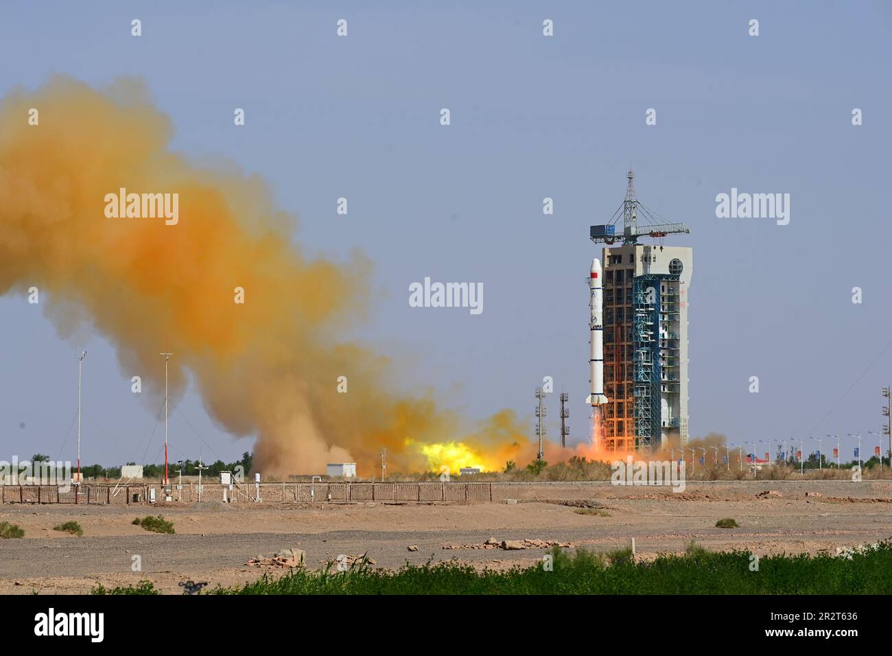 Jiuquan. 21st maggio, 2023. Un lungo razzo portatore marzo-2C si lancia dal Jiuquan satellite Launch Center nella Cina nord-occidentale, 21 maggio 2023. Domenica la Cina ha inviato in orbita nuovi satelliti per la scienza spaziale dal Jiuquan satellite Launch Center nel nord-ovest della Cina, incluso il primo progetto satellitare di esplorazione spaziale di Macao, Macao Science 1. Macao Science 1 è il primo programma satellitare di scienza spaziale sviluppato congiuntamente dalla Cina continentale e da Macao. Credit: Wang Jiangbo/Xinhua/Alamy Live News Foto Stock