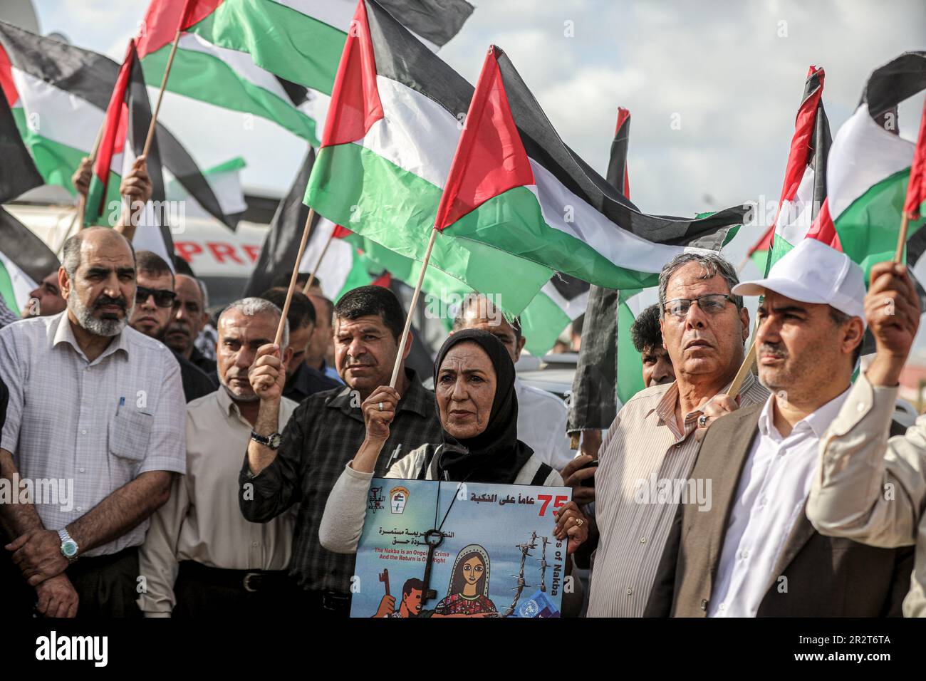 I palestinesi si battono le bandiere nazionali durante la "marcia della bandiera” palestinese lungo il confine con Israele ad est di Gaza City, in risposta alla marcia annuale della bandiera israeliana che segna il "giorno di Gerusalemme”. (Foto di Yousef Masoud / SOPA Images/Sipa USA) Foto Stock